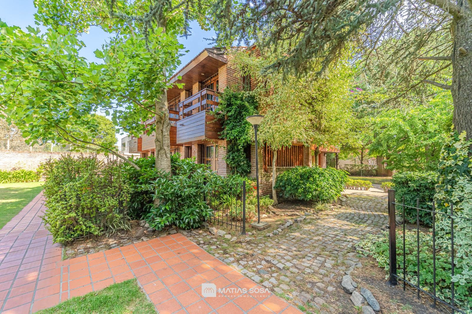 For Sale - House - 6 Rooms - Park and Barbecue Area - Caisamar Neighborhood