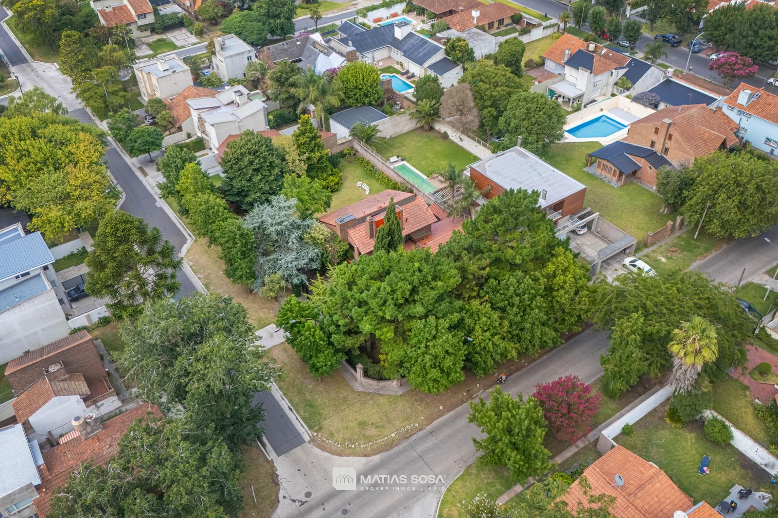 For Sale - House - 6 Rooms - Park and Barbecue Area - Caisamar Neighborhood