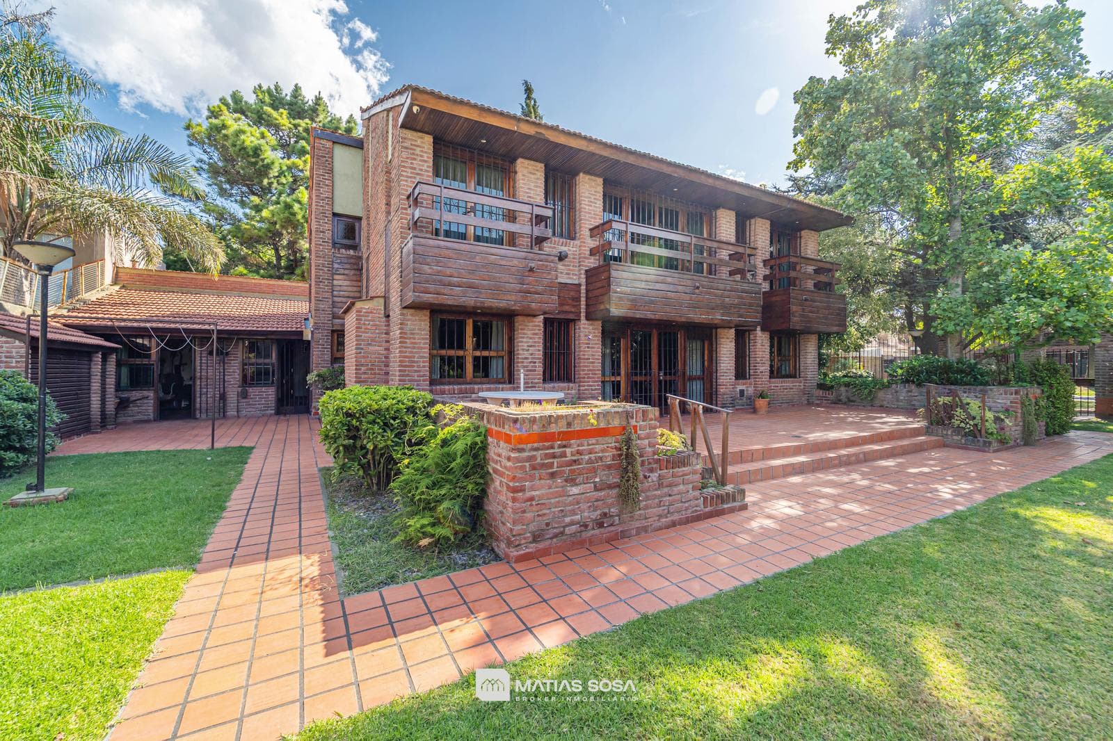 For Sale - House - 6 Rooms - Park and Barbecue Area - Caisamar Neighborhood