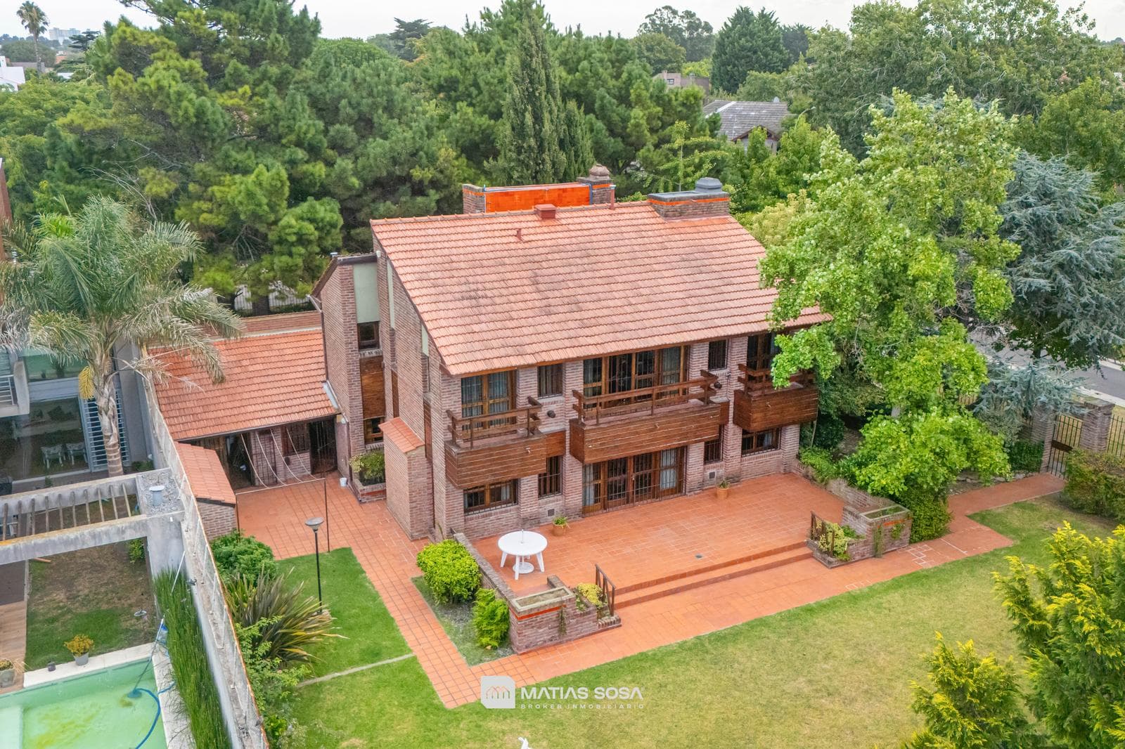 For Sale - House - 6 Rooms - Park and Barbecue Area - Caisamar Neighborhood