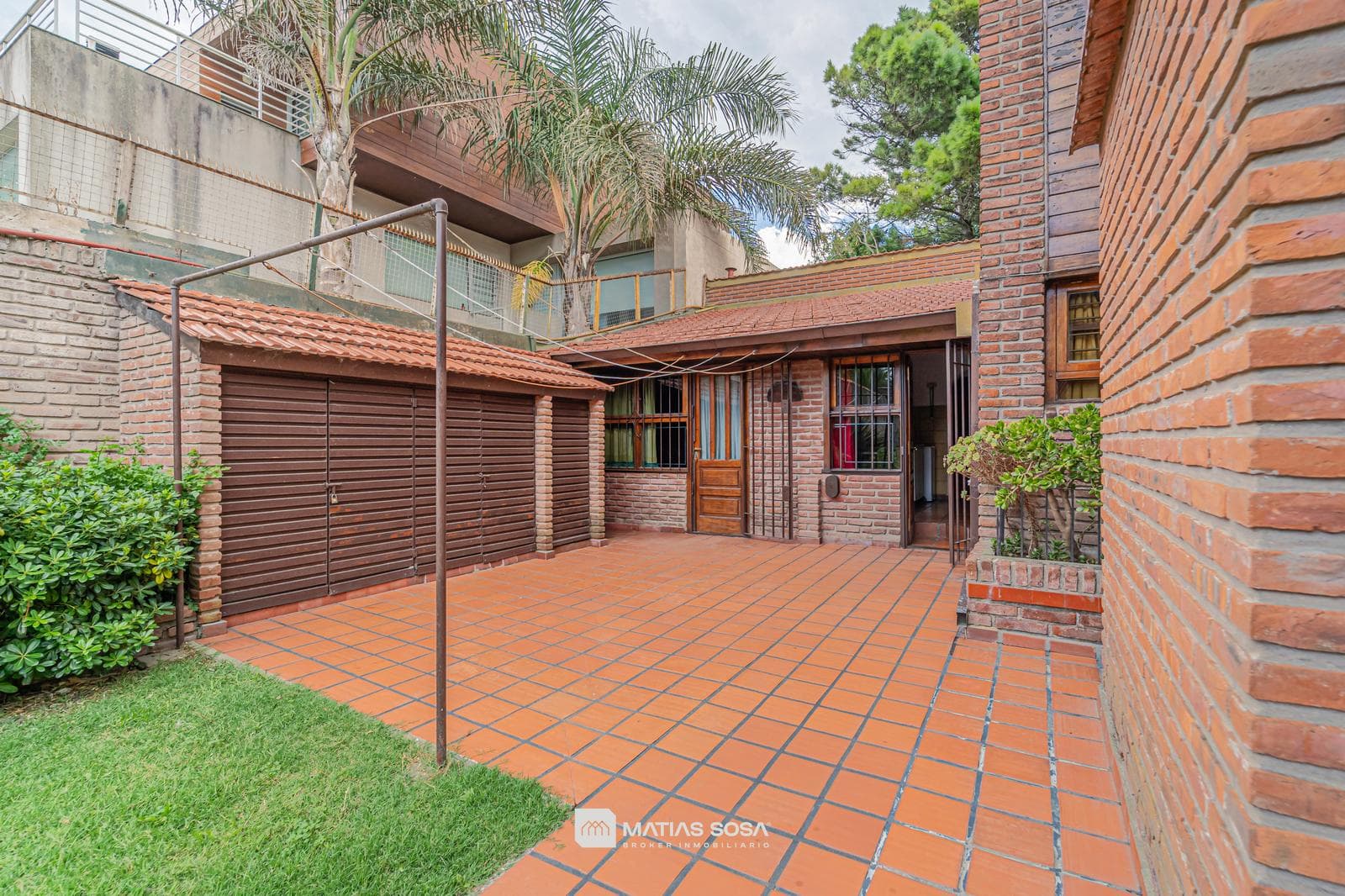 For Sale - House - 6 Rooms - Park and Barbecue Area - Caisamar Neighborhood