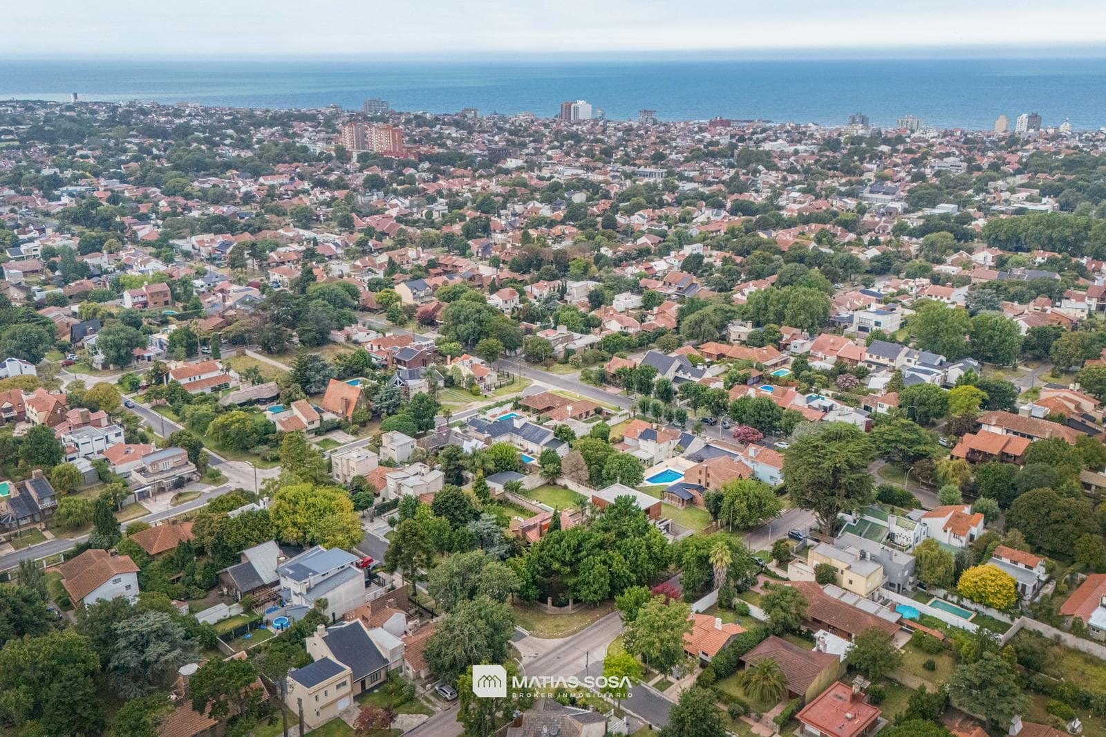 For Sale - House - 6 Rooms - Park and Barbecue Area - Caisamar Neighborhood