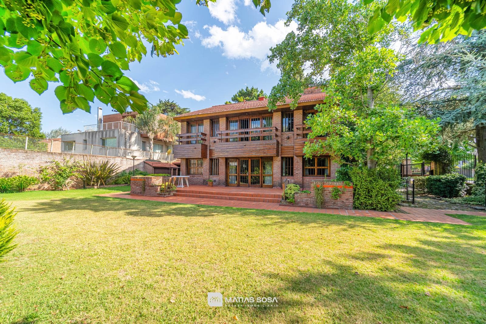 For Sale - House - 6 Rooms - Park and Barbecue Area - Caisamar Neighborhood
