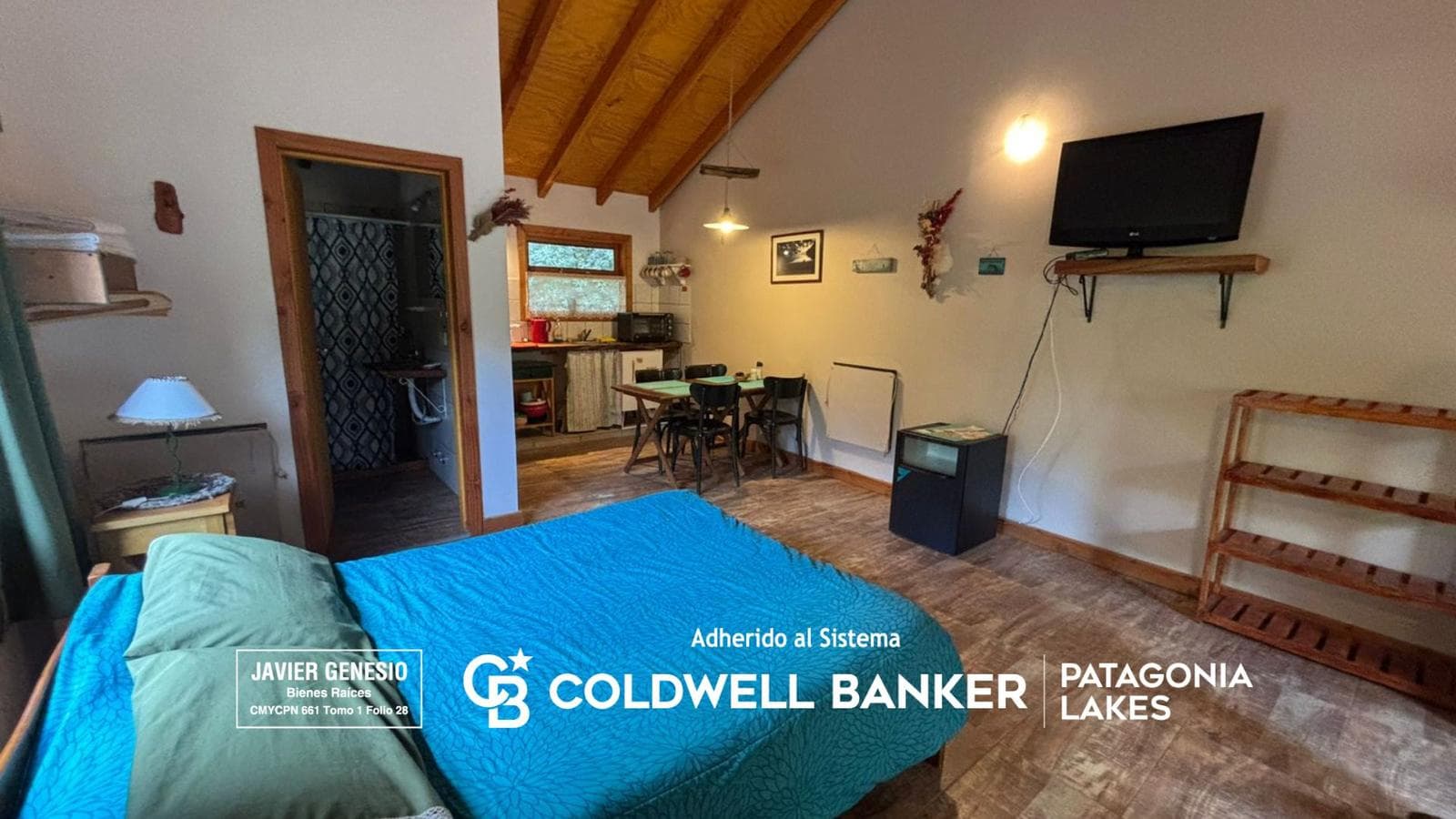HOUSE FOR SALE: 100 m² plus 2 cabins of 41 m² each on a 1,300 m² lot with streamfront property, Villa la Angostura.