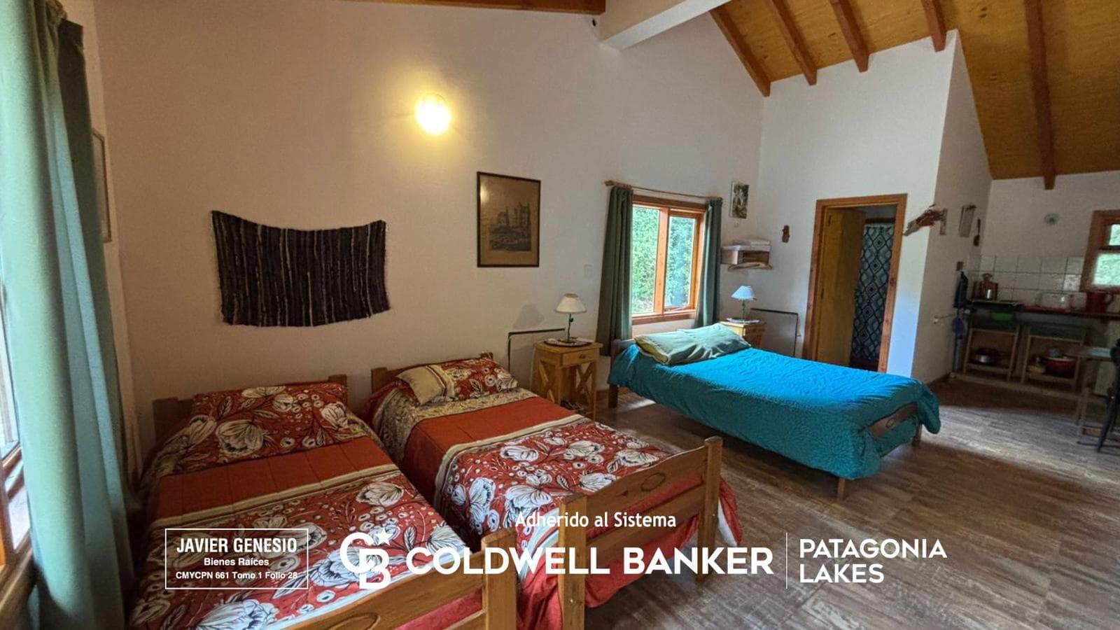 HOUSE FOR SALE: 100 m² plus 2 cabins of 41 m² each on a 1,300 m² lot with streamfront property, Villa la Angostura.