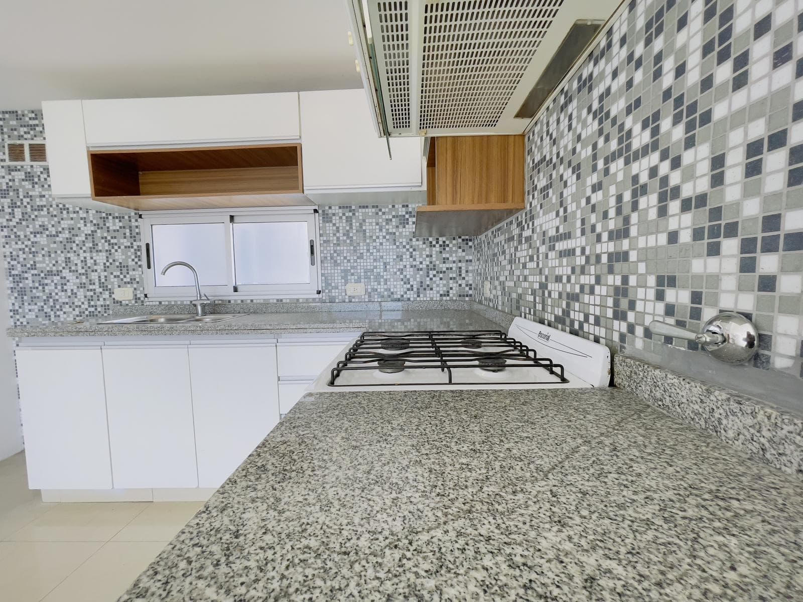 3-room apartment for sale in downtown Quilmes; financing available; includes a garage and storage unit