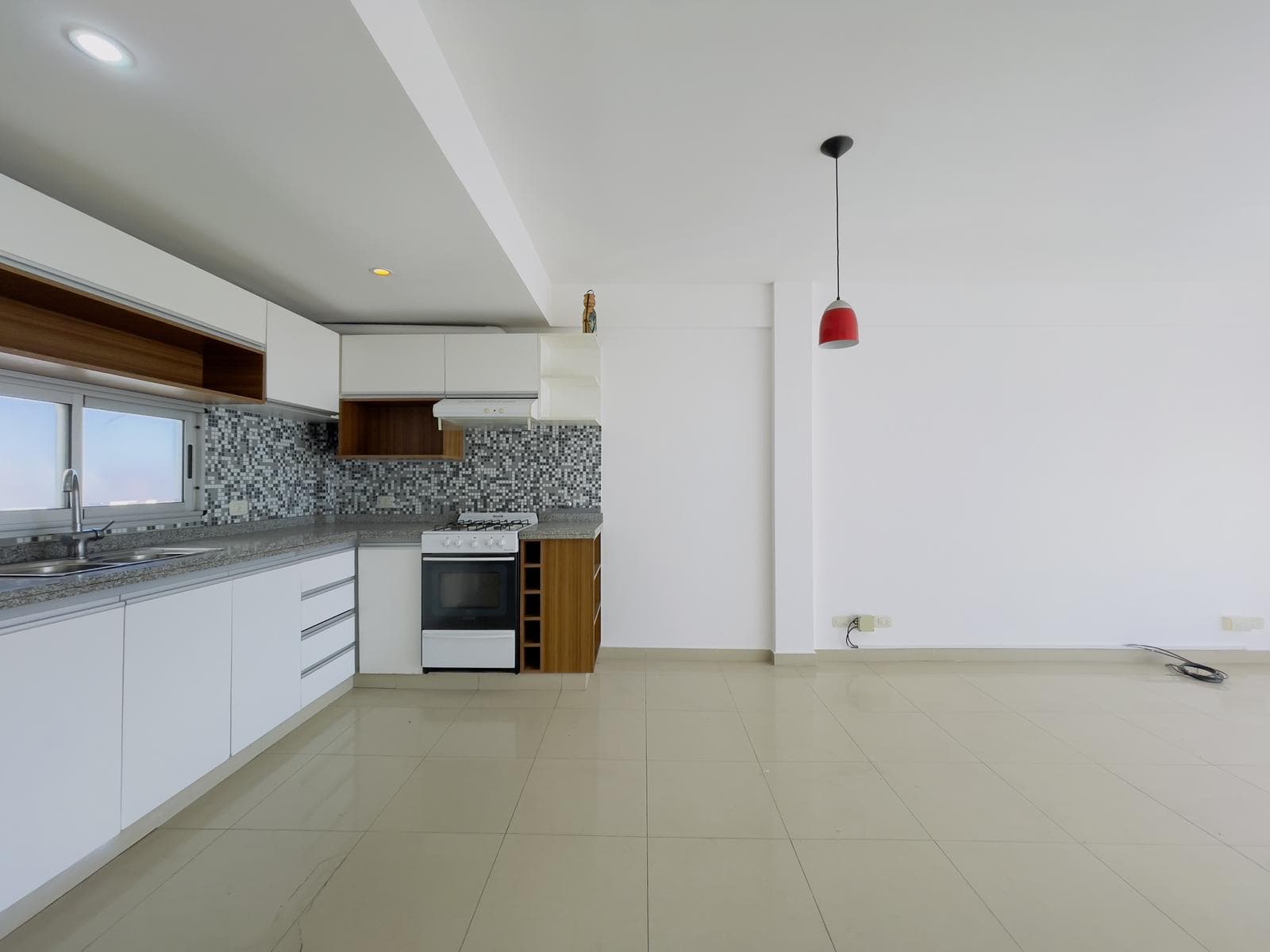 3-room apartment for sale in downtown Quilmes; financing available; includes a garage and storage unit