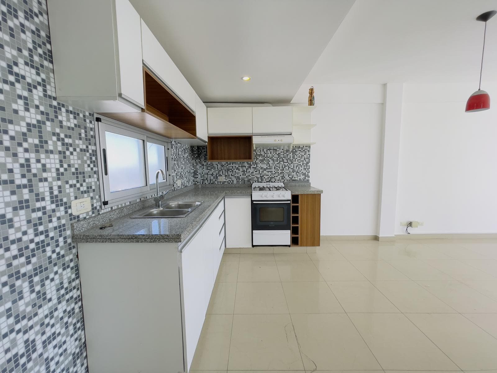 3-room apartment for sale in downtown Quilmes; financing available; includes a garage and storage unit