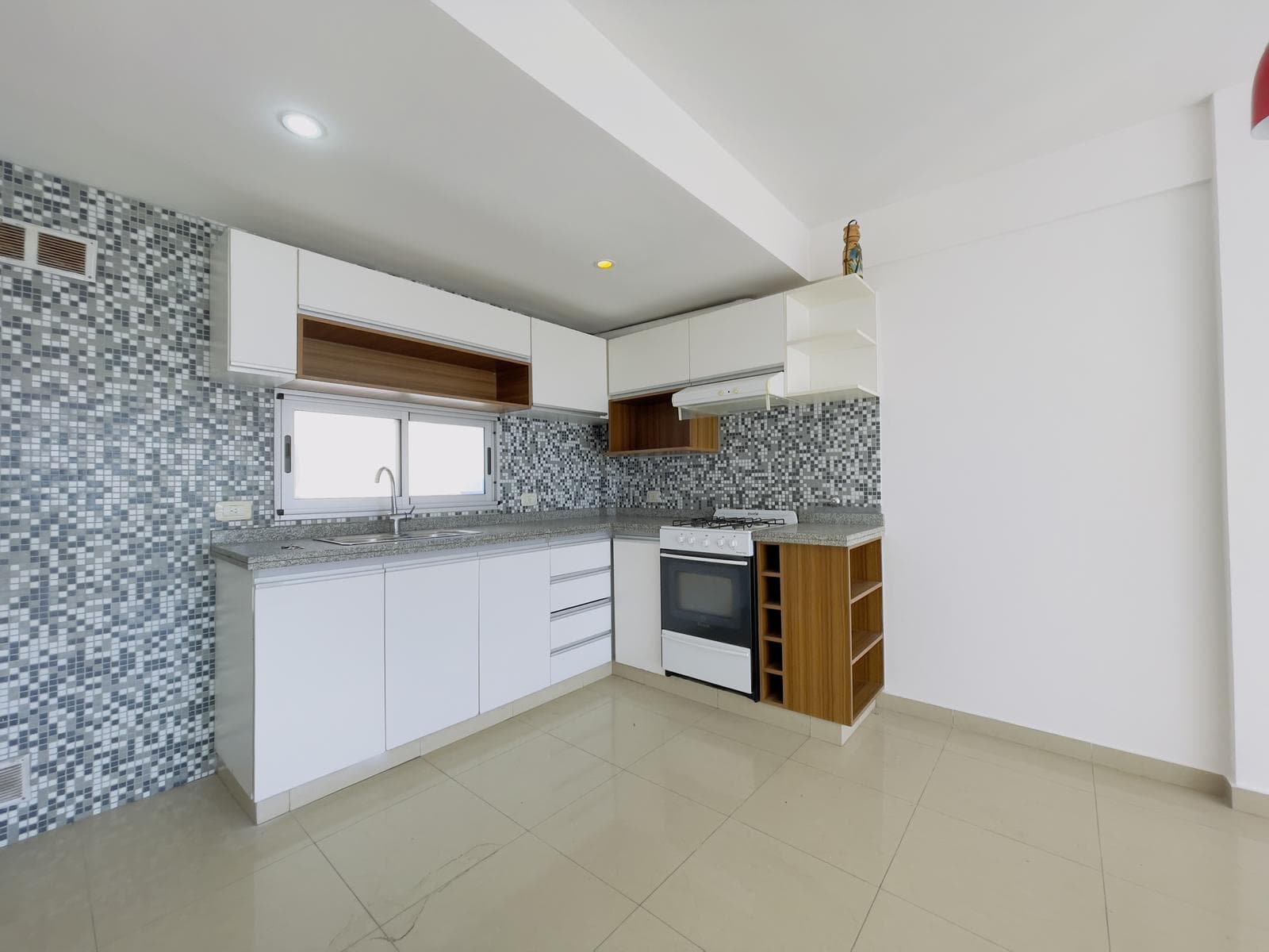 3-room apartment for sale in downtown Quilmes; financing available; includes a garage and storage unit