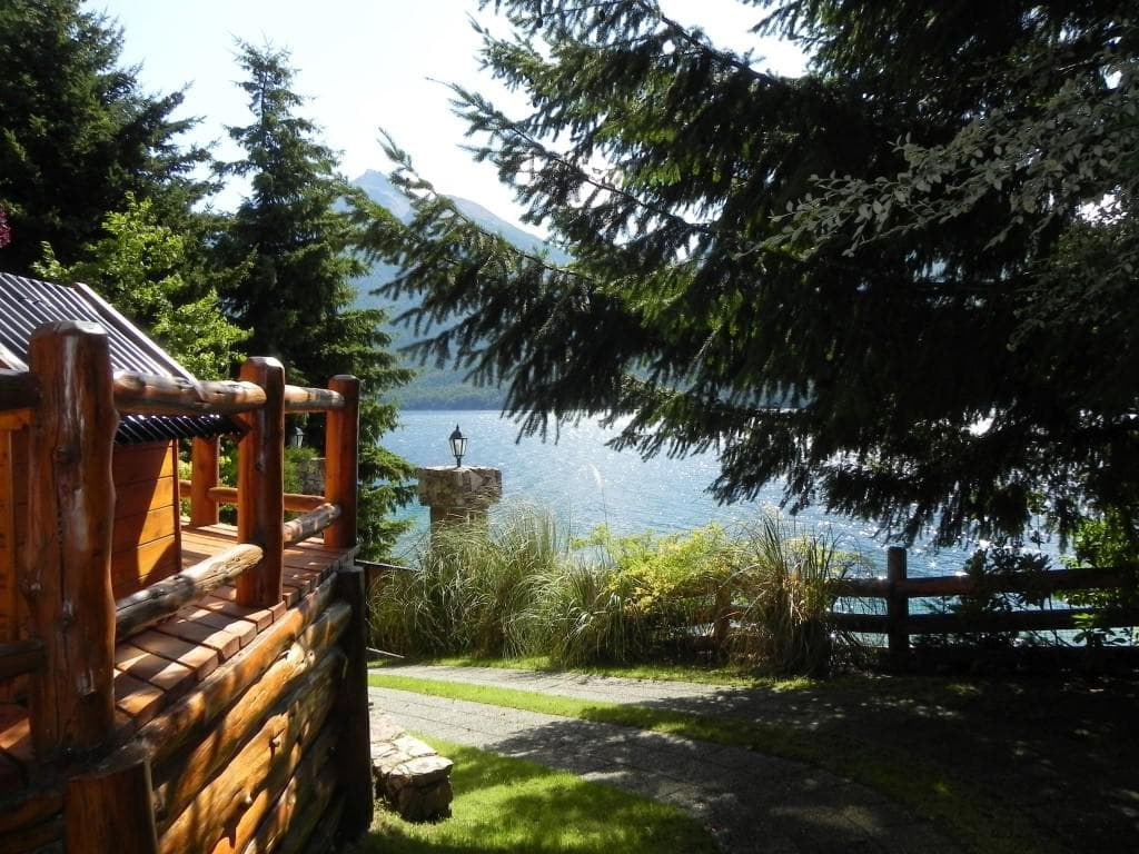House on the shore of Lake Gutiérrez, Bariloche
