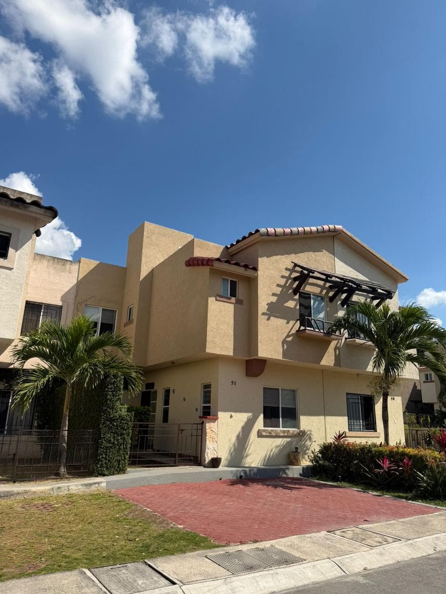 CASA EN RENTA RESIDENCIAL CATANIA ZONA SUR