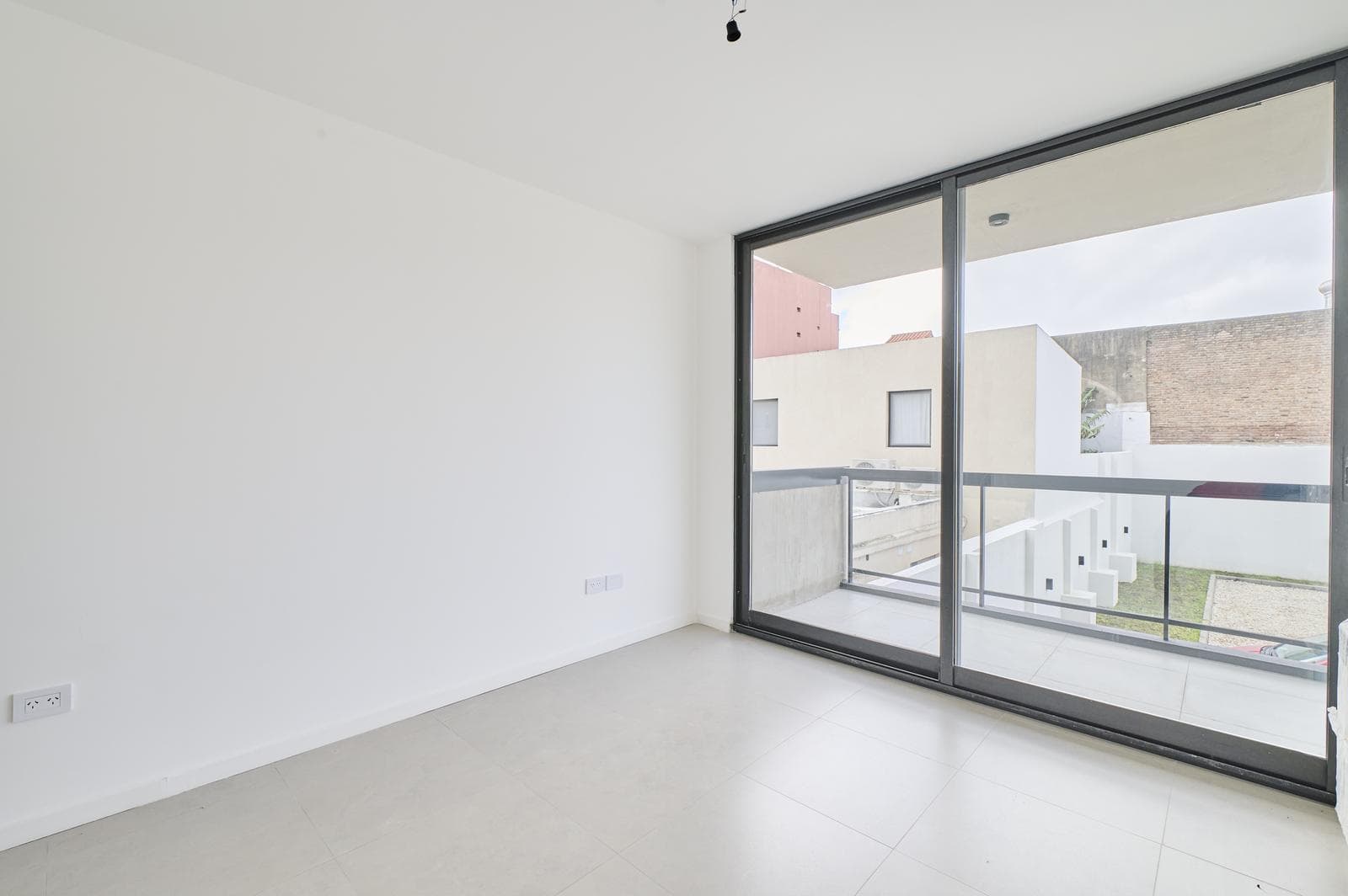 2-Room Apartment for Sale in Saavedra; Optional Garage; Open, Bright, and Landscape-Facing Back Yard