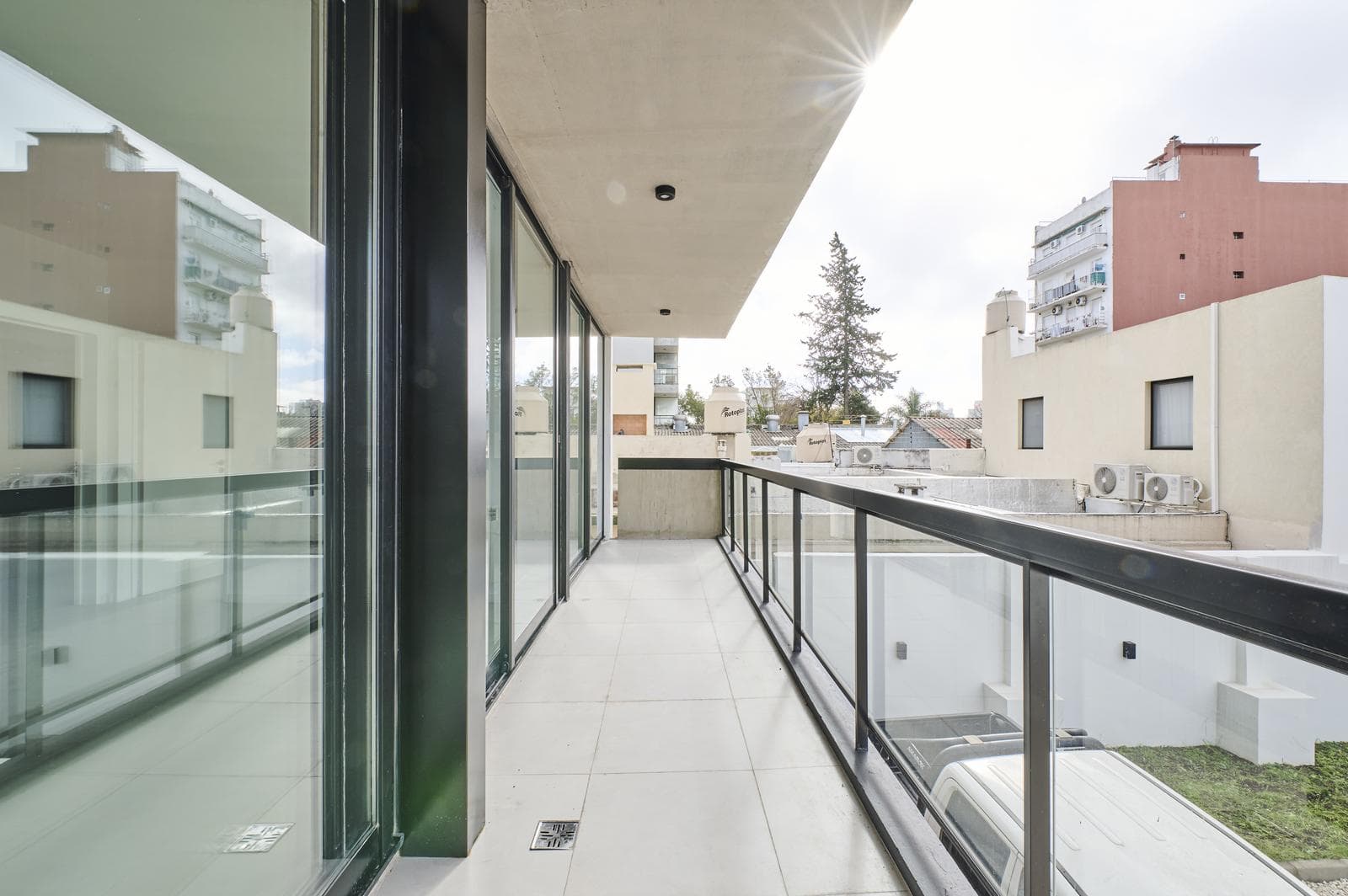 2-Room Apartment for Sale in Saavedra; Optional Garage; Open, Bright, and Landscape-Facing Back Yard