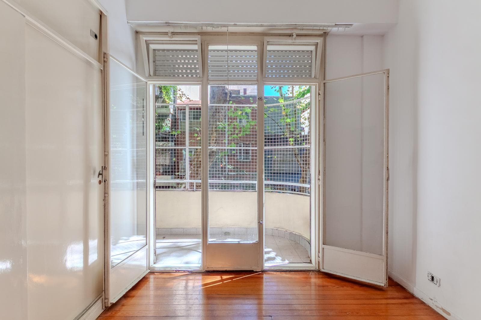 A two-room apartment suitable for professional use, facing the street, right in the heart of Villa Crespo.