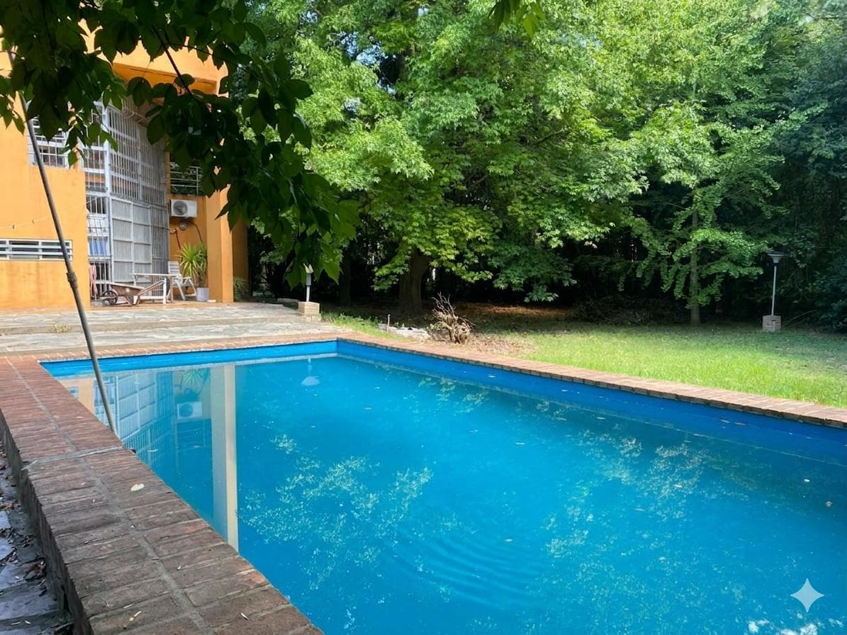 House for sale in Villa Elisa, at the corner of 131 and 418, with a large lot and 3 bedrooms spread over 2 floors