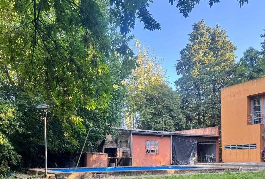 House for sale in Villa Elisa, at the corner of 131 and 418, with a large lot and 3 bedrooms spread over 2 floors