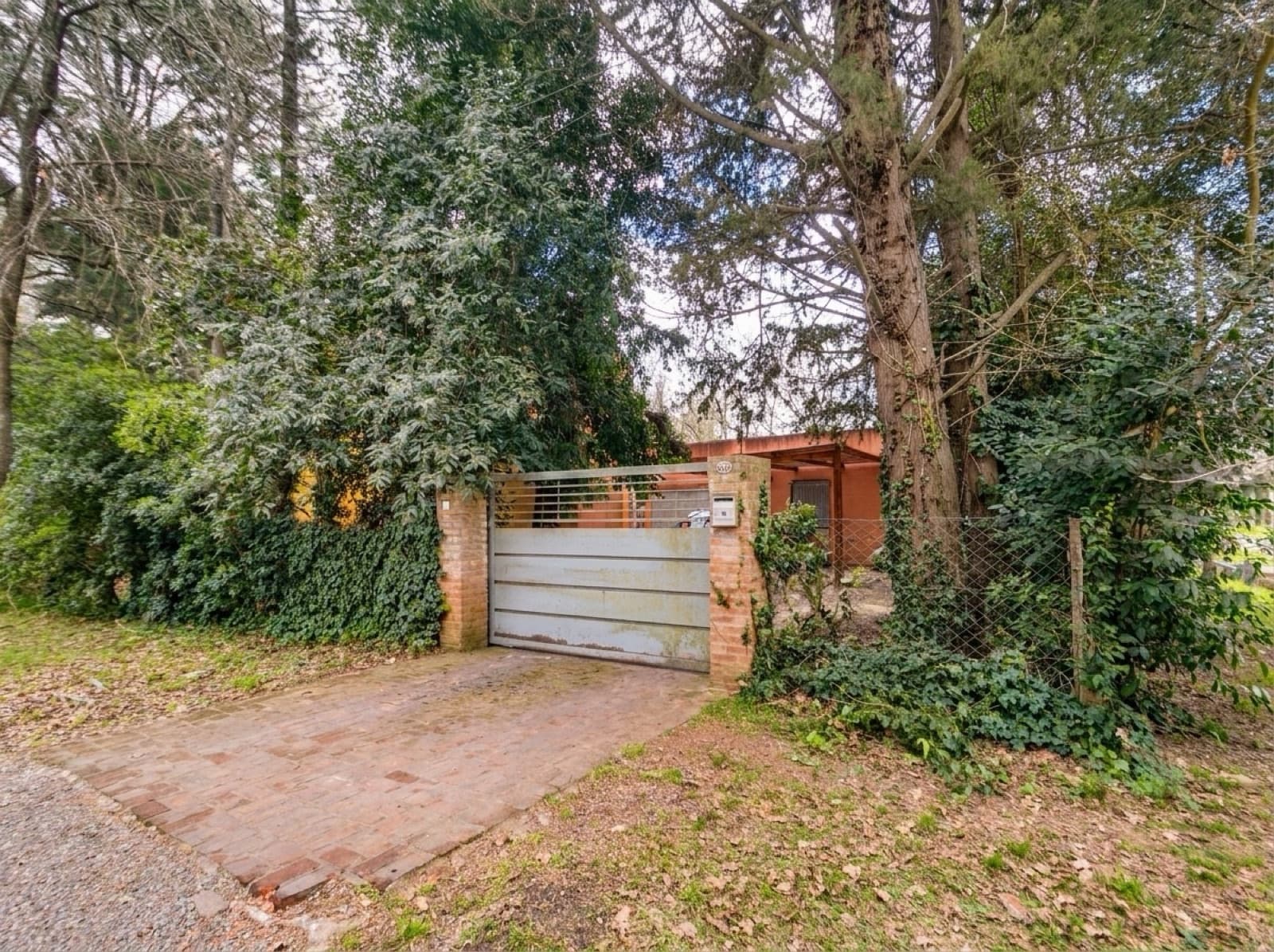 House for sale in Villa Elisa, at the corner of 131 and 418, with a large lot and 3 bedrooms spread over 2 floors