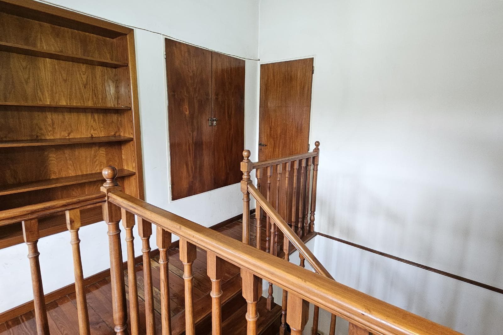 House for Sale: 5 Rooms, Pool, Park, Garage, Flores