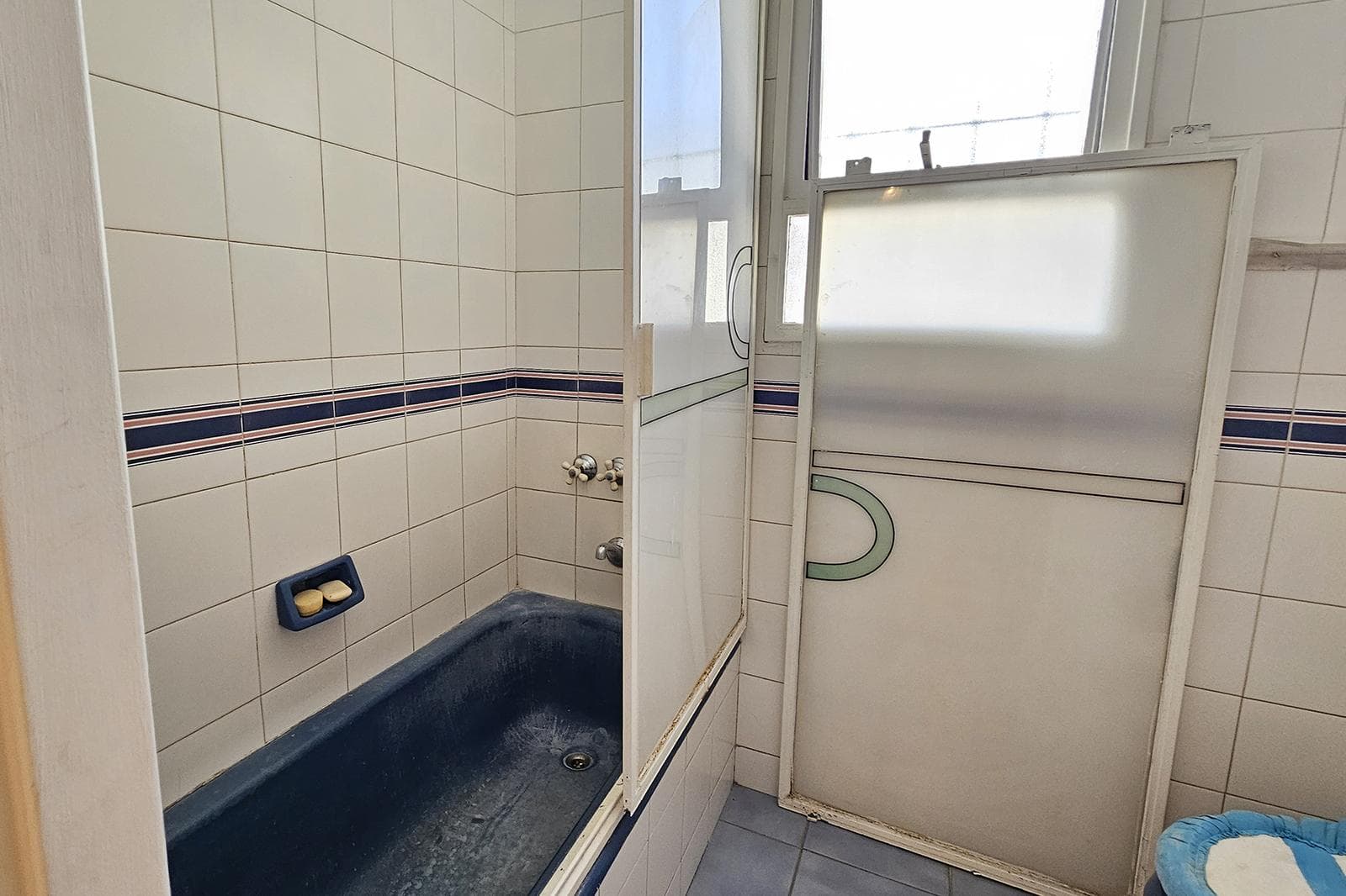 House for Sale: 5 Rooms, Pool, Park, Garage, Flores