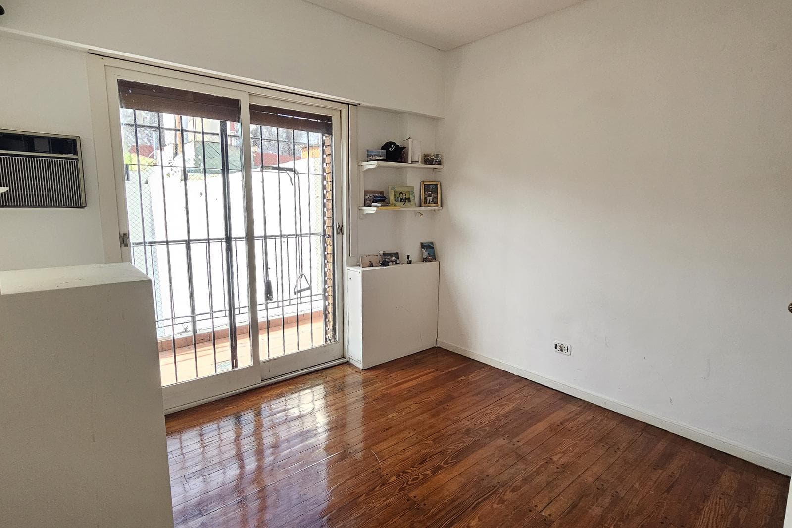 House for Sale: 5 Rooms, Pool, Park, Garage, Flores