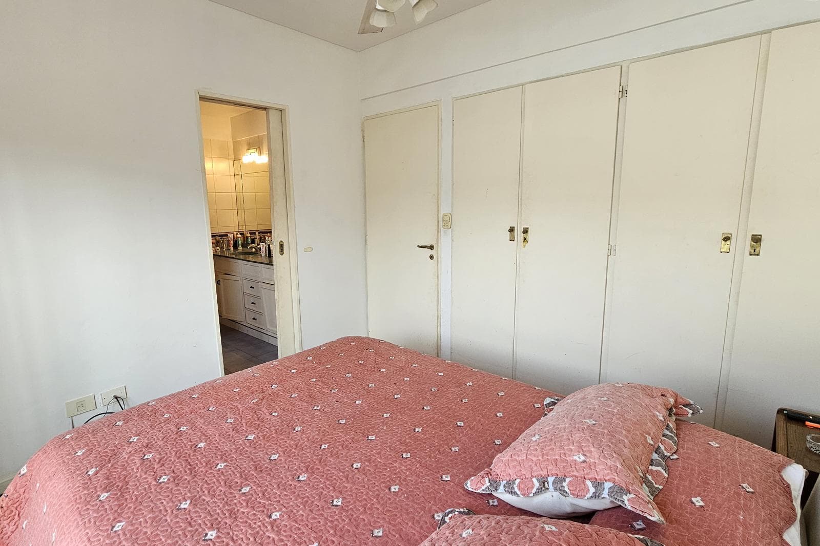 House for Sale: 5 Rooms, Pool, Park, Garage, Flores