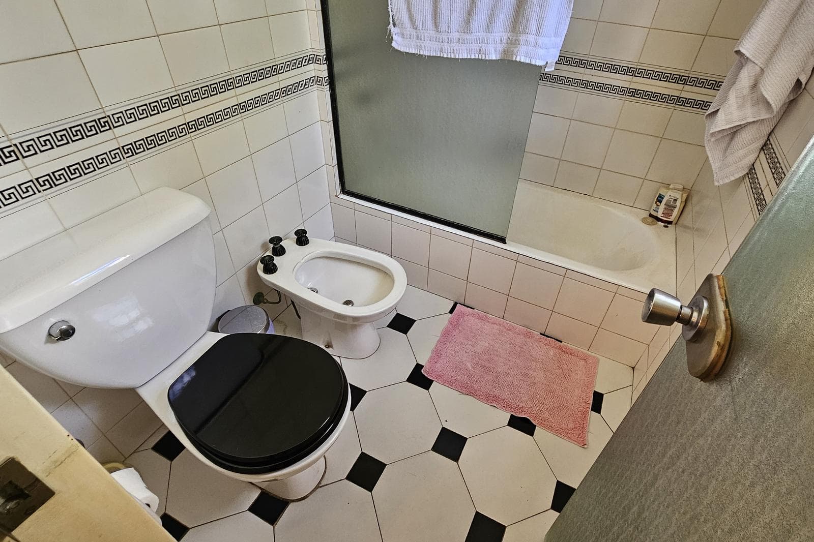House for Sale: 5 Rooms, Pool, Park, Garage, Flores