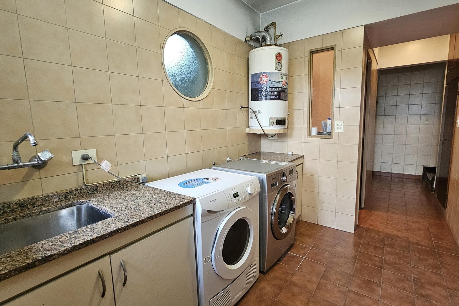 House for Sale: 5 Rooms, Pool, Park, Garage, Flores
