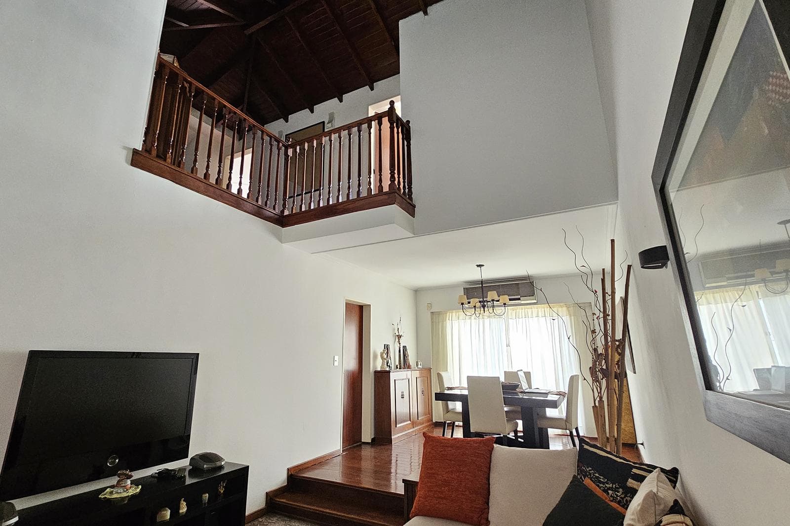 House for Sale: 5 Rooms, Pool, Park, Garage, Flores