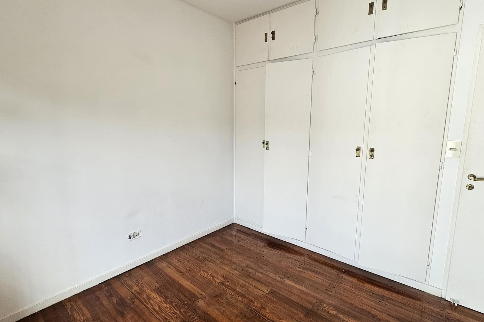 House for Sale: 5 Rooms, Pool, Park, Garage, Flores