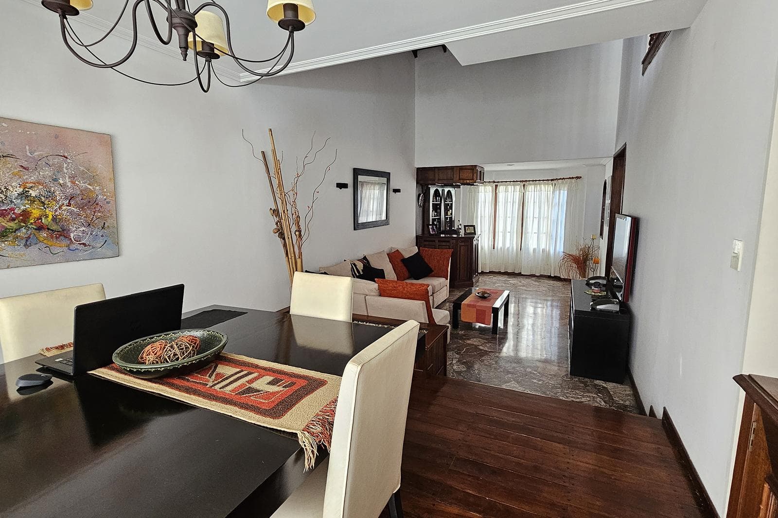 House for Sale: 5 Rooms, Pool, Park, Garage, Flores