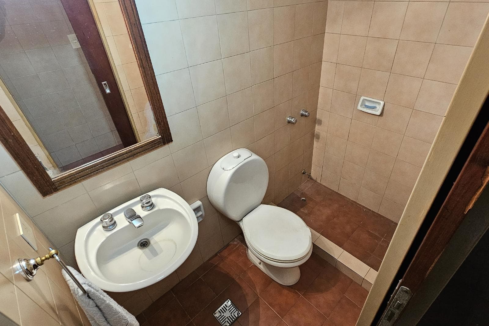 House for Sale: 5 Rooms, Pool, Park, Garage, Flores