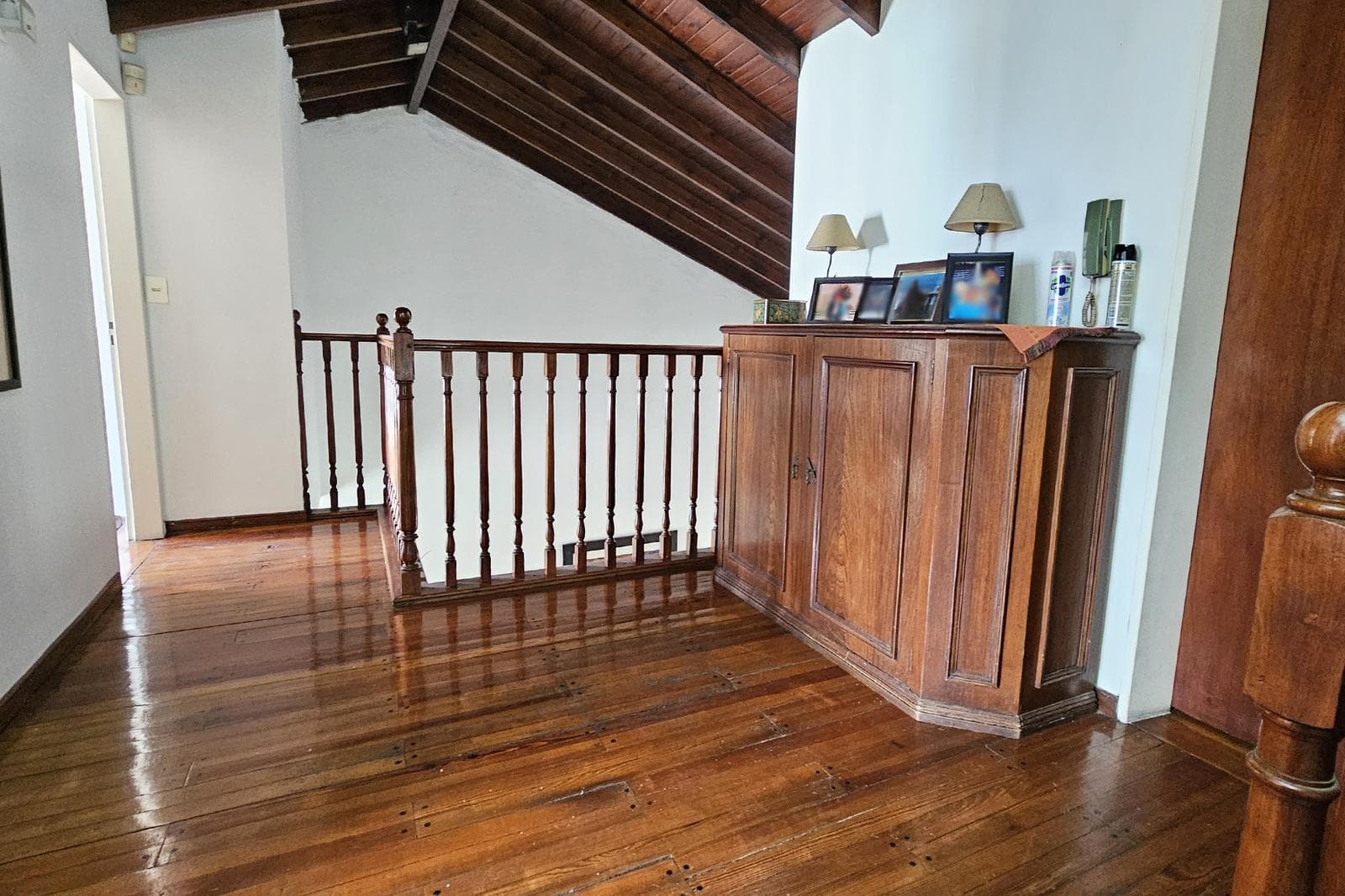 House for Sale: 5 Rooms, Pool, Park, Garage, Flores
