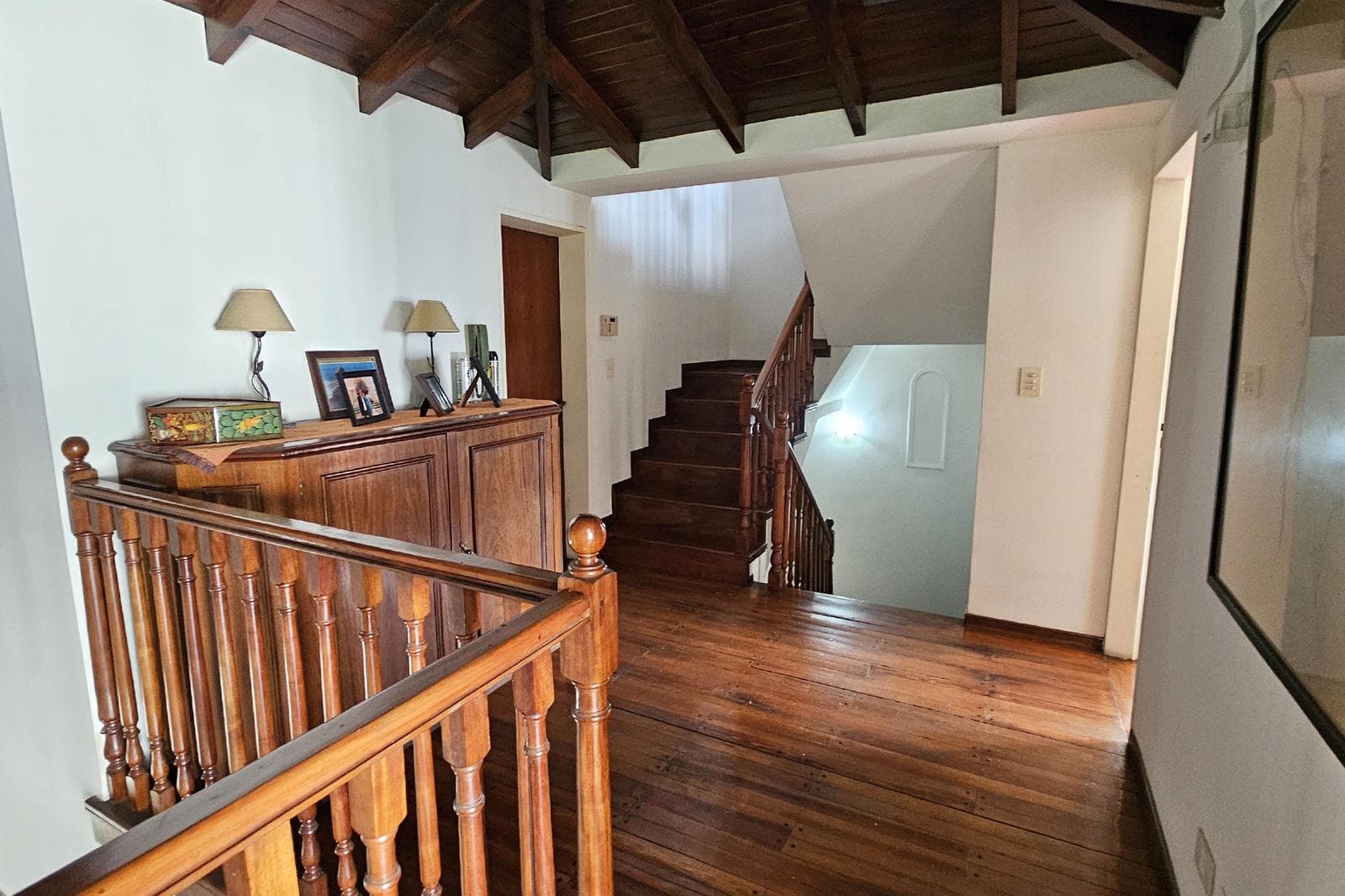 House for Sale: 5 Rooms, Pool, Park, Garage, Flores