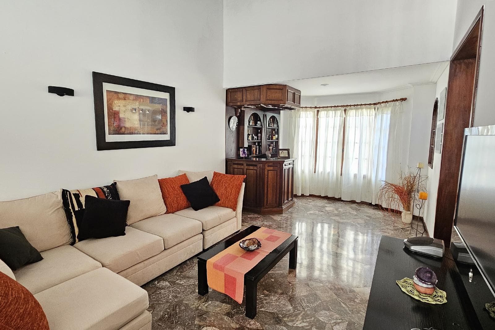 House for Sale: 5 Rooms, Pool, Park, Garage, Flores