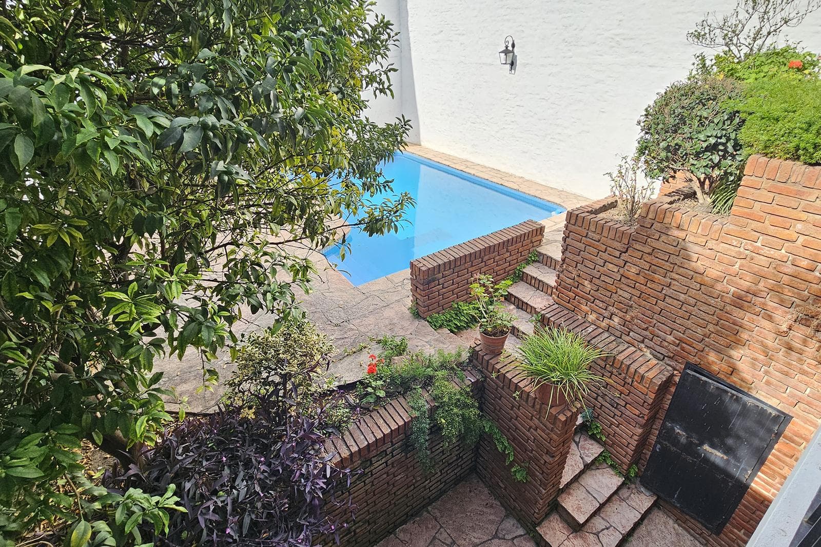 House for Sale: 5 Rooms, Pool, Park, Garage, Flores