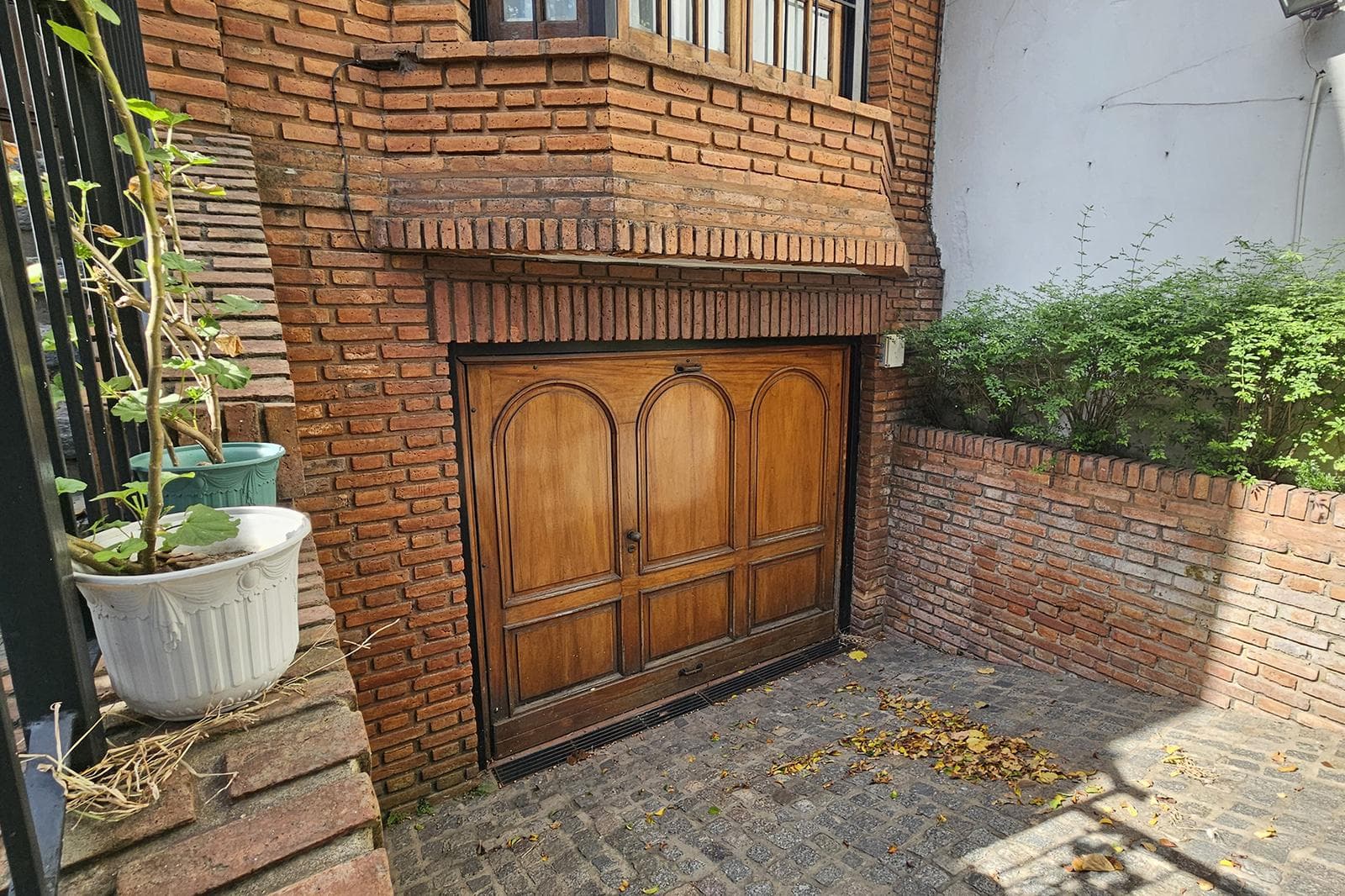 House for Sale: 5 Rooms, Pool, Park, Garage, Flores
