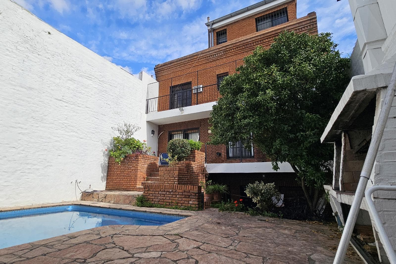 House for Sale: 5 Rooms, Pool, Park, Garage, Flores
