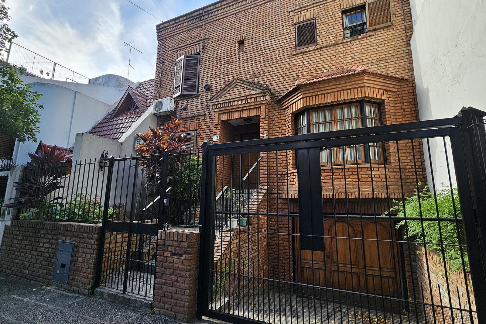 House for Sale: 5 Rooms, Pool, Park, Garage, Flores