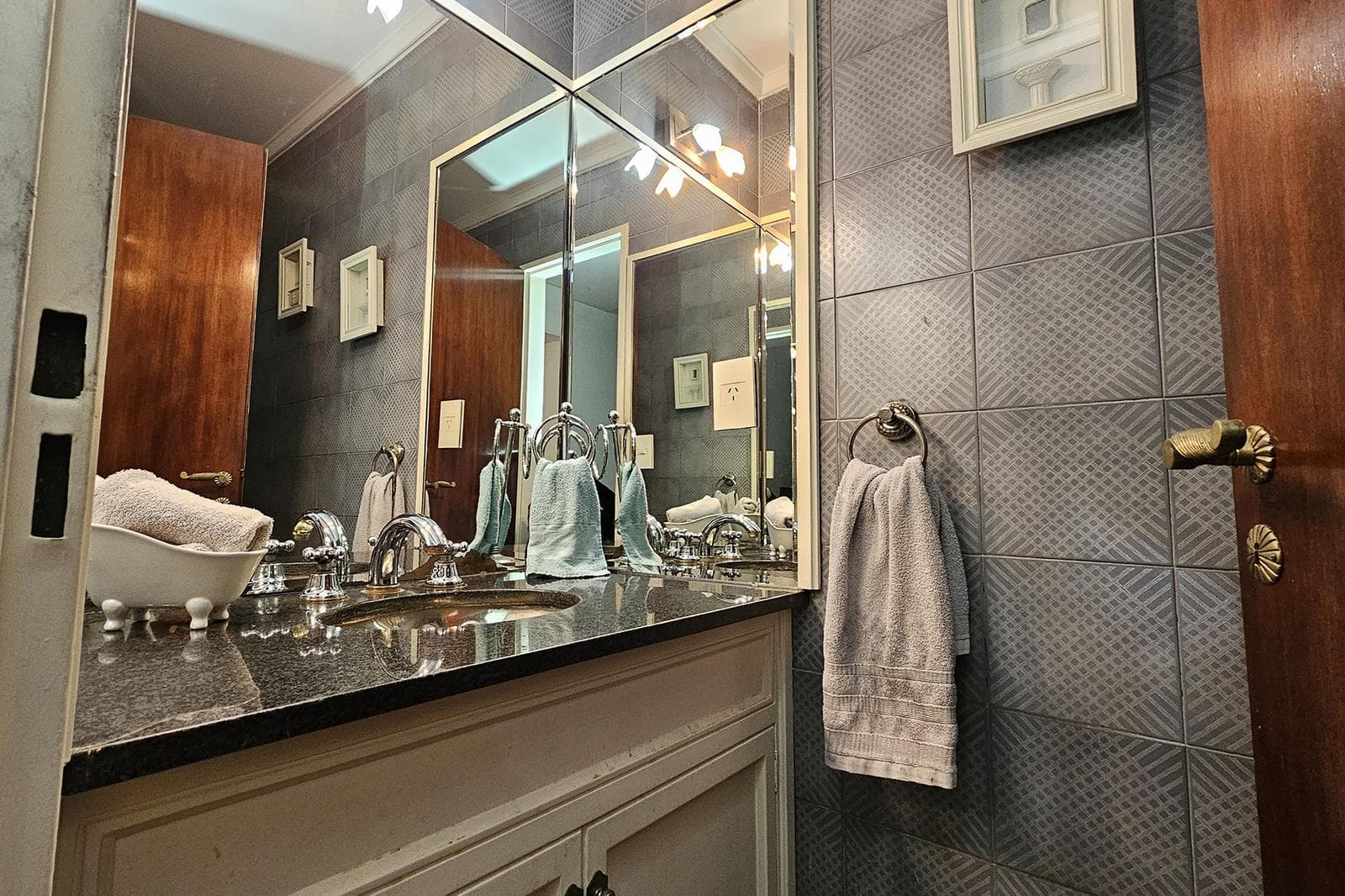 House for Sale: 5 Rooms, Pool, Park, Garage, Flores