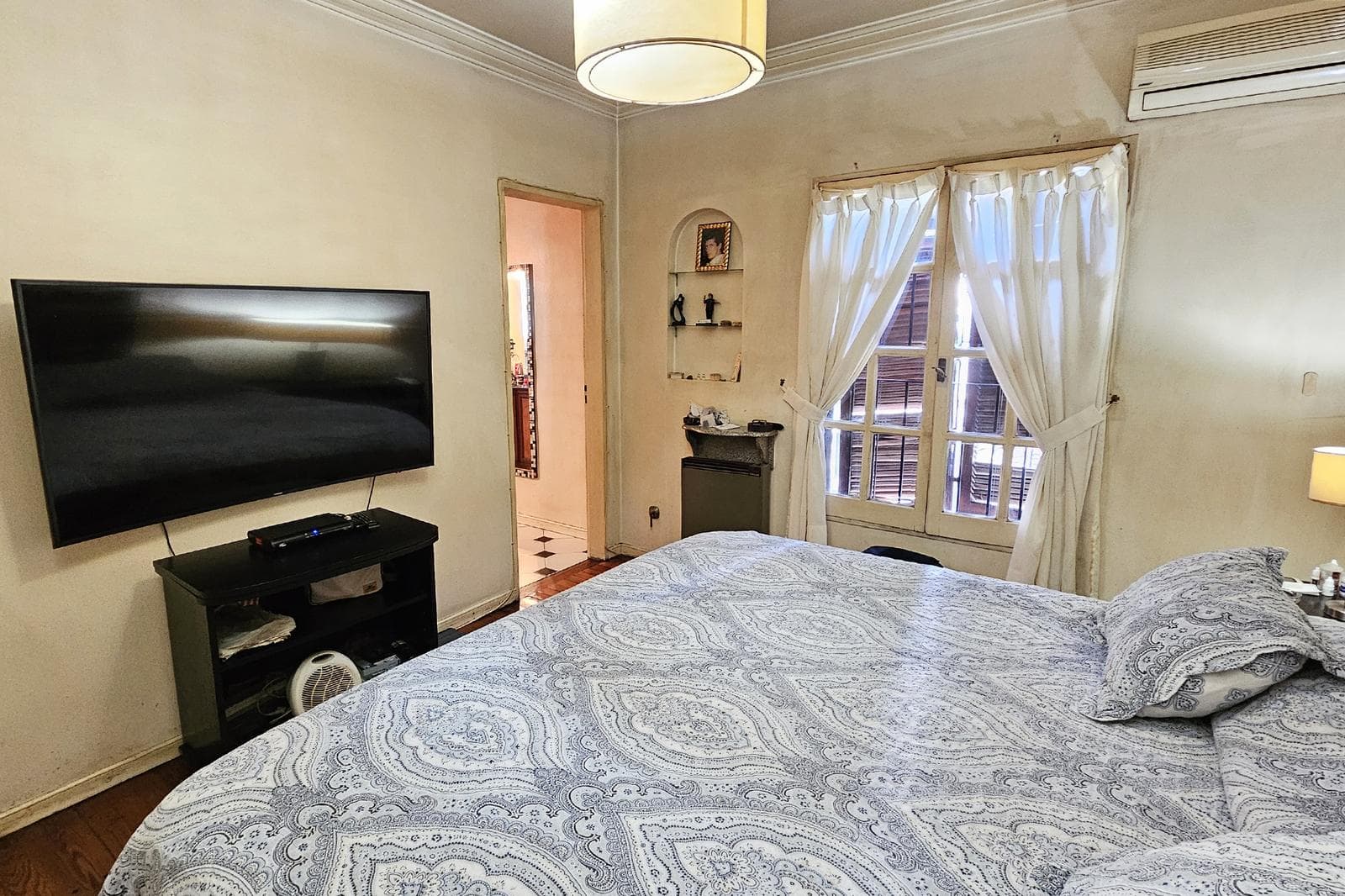 House for Sale: 5 Rooms, Pool, Park, Garage, Flores