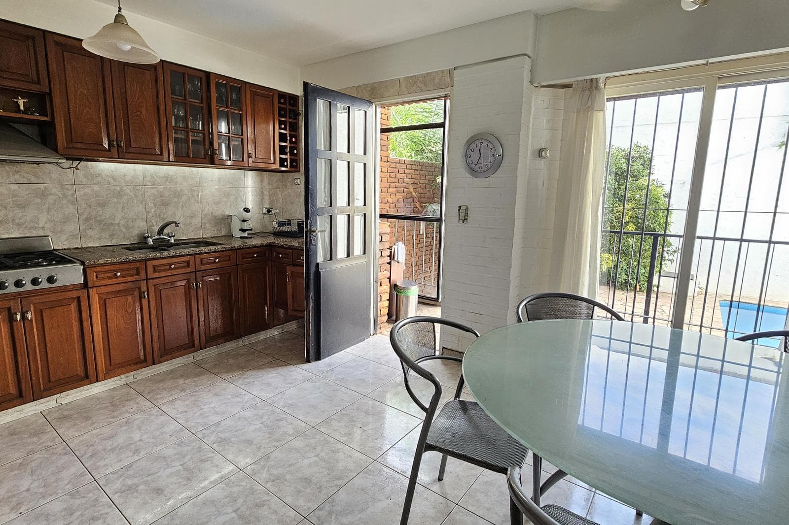 House for Sale: 5 Rooms, Pool, Park, Garage, Flores