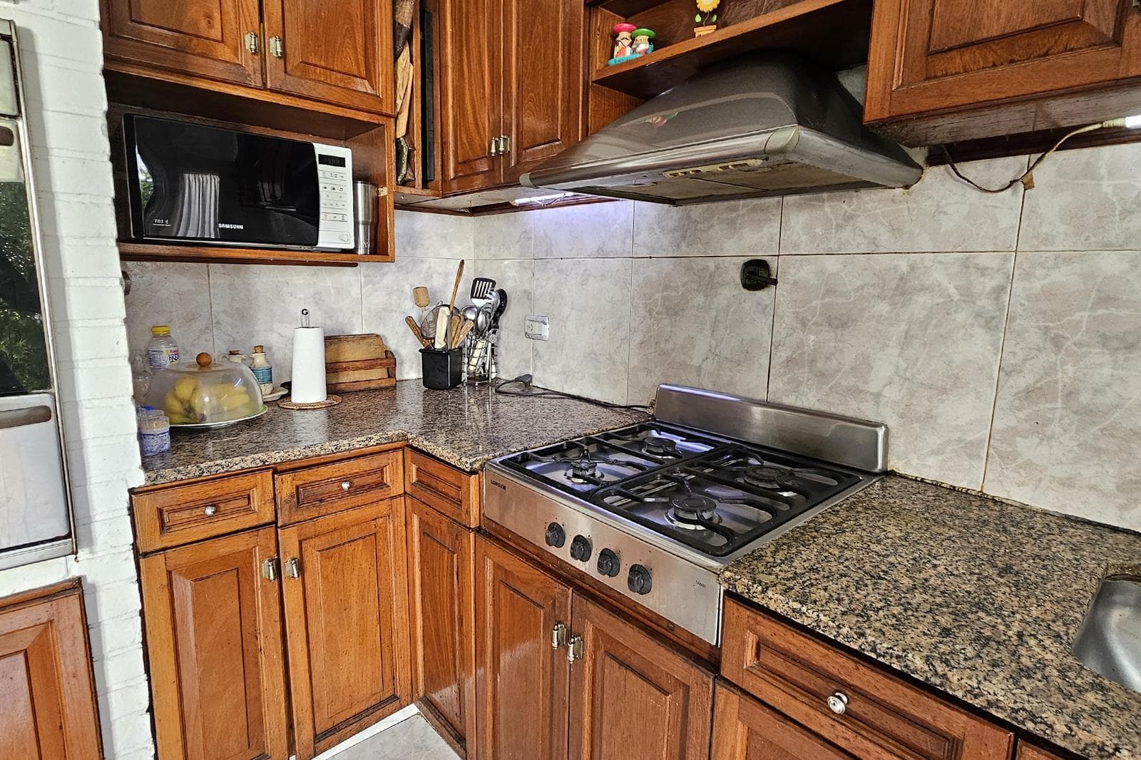 House for Sale: 5 Rooms, Pool, Park, Garage, Flores