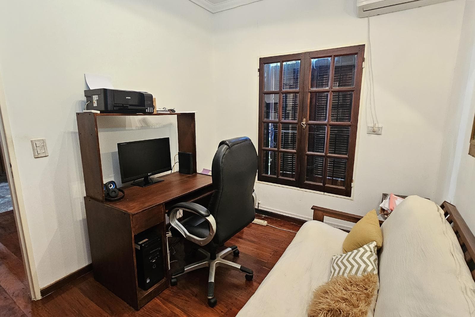 House for Sale: 5 Rooms, Pool, Park, Garage, Flores