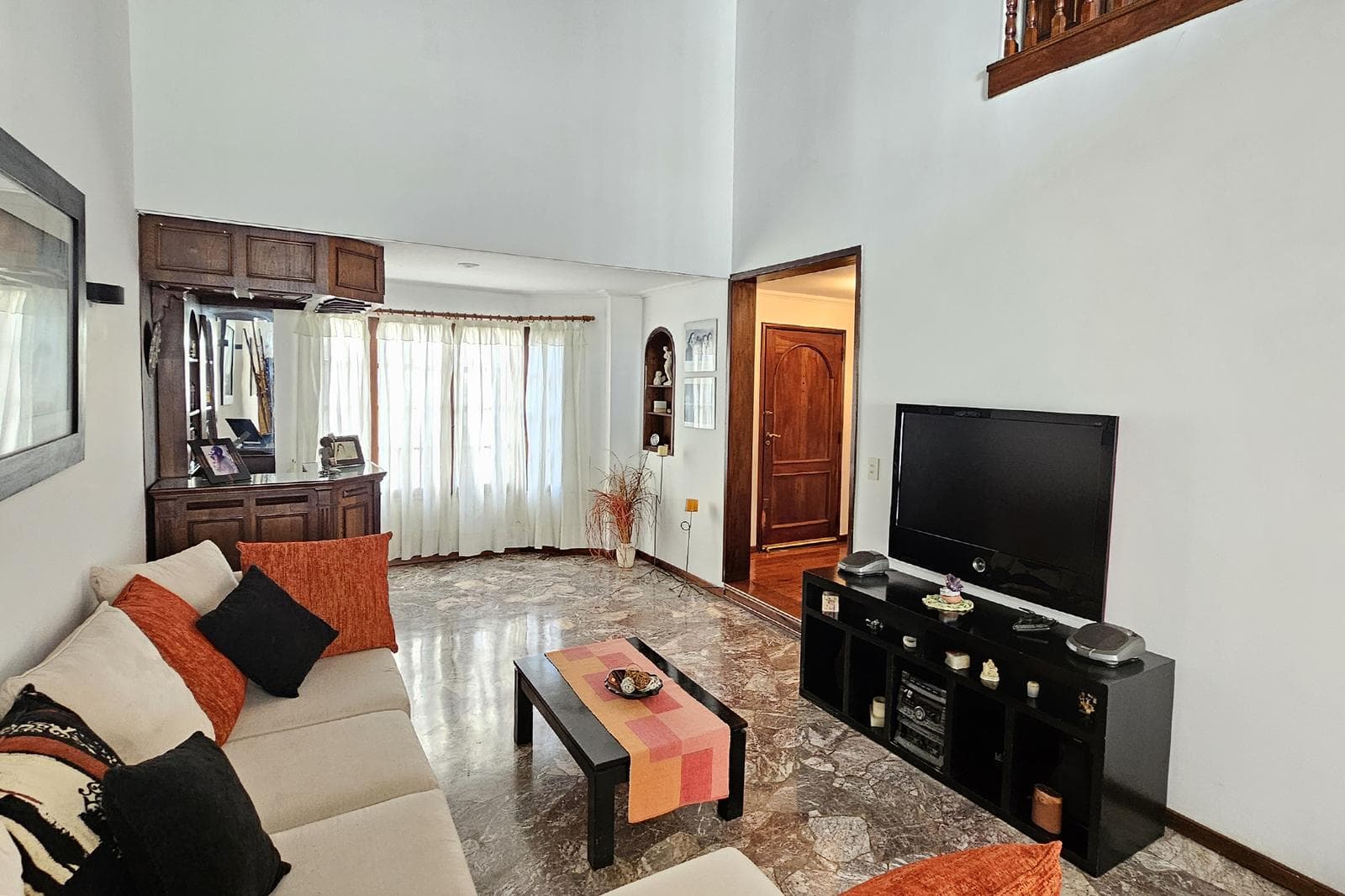 House for Sale: 5 Rooms, Pool, Park, Garage, Flores