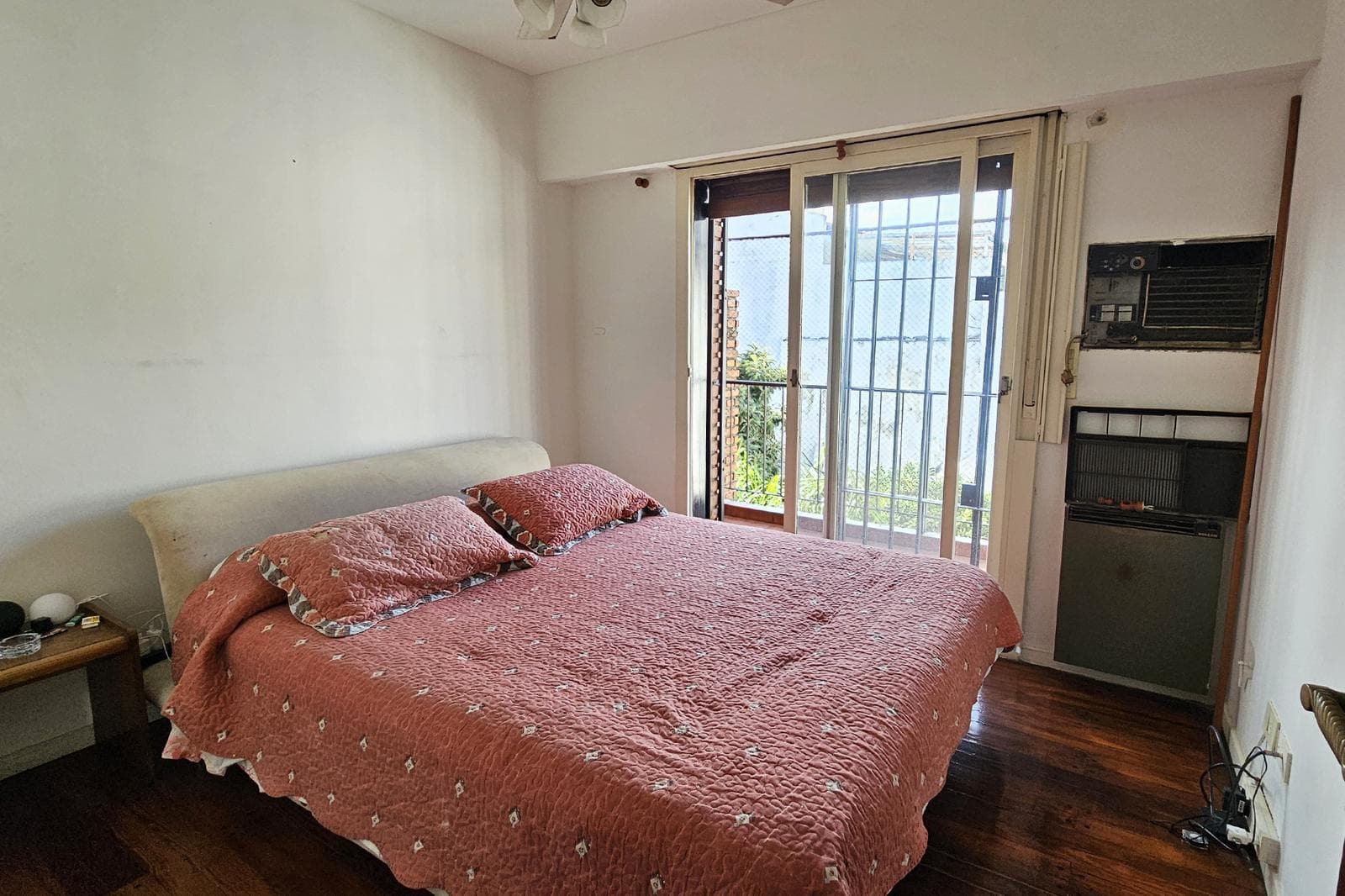 House for Sale: 5 Rooms, Pool, Park, Garage, Flores