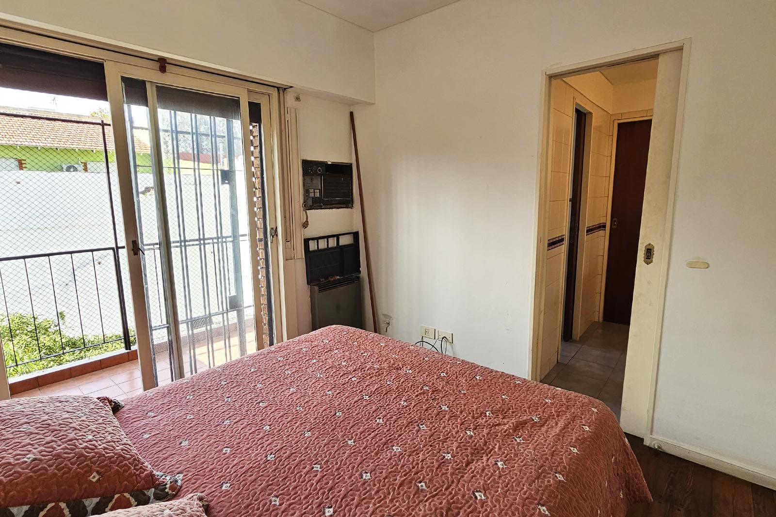 House for Sale: 5 Rooms, Pool, Park, Garage, Flores