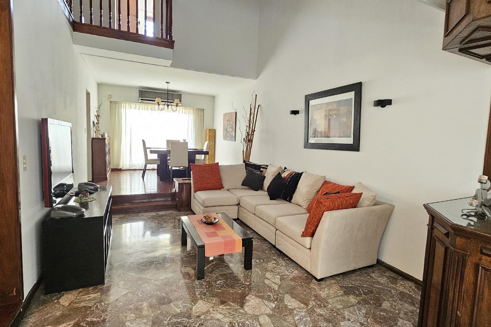 6-Room House for Sale with Pool in Flores