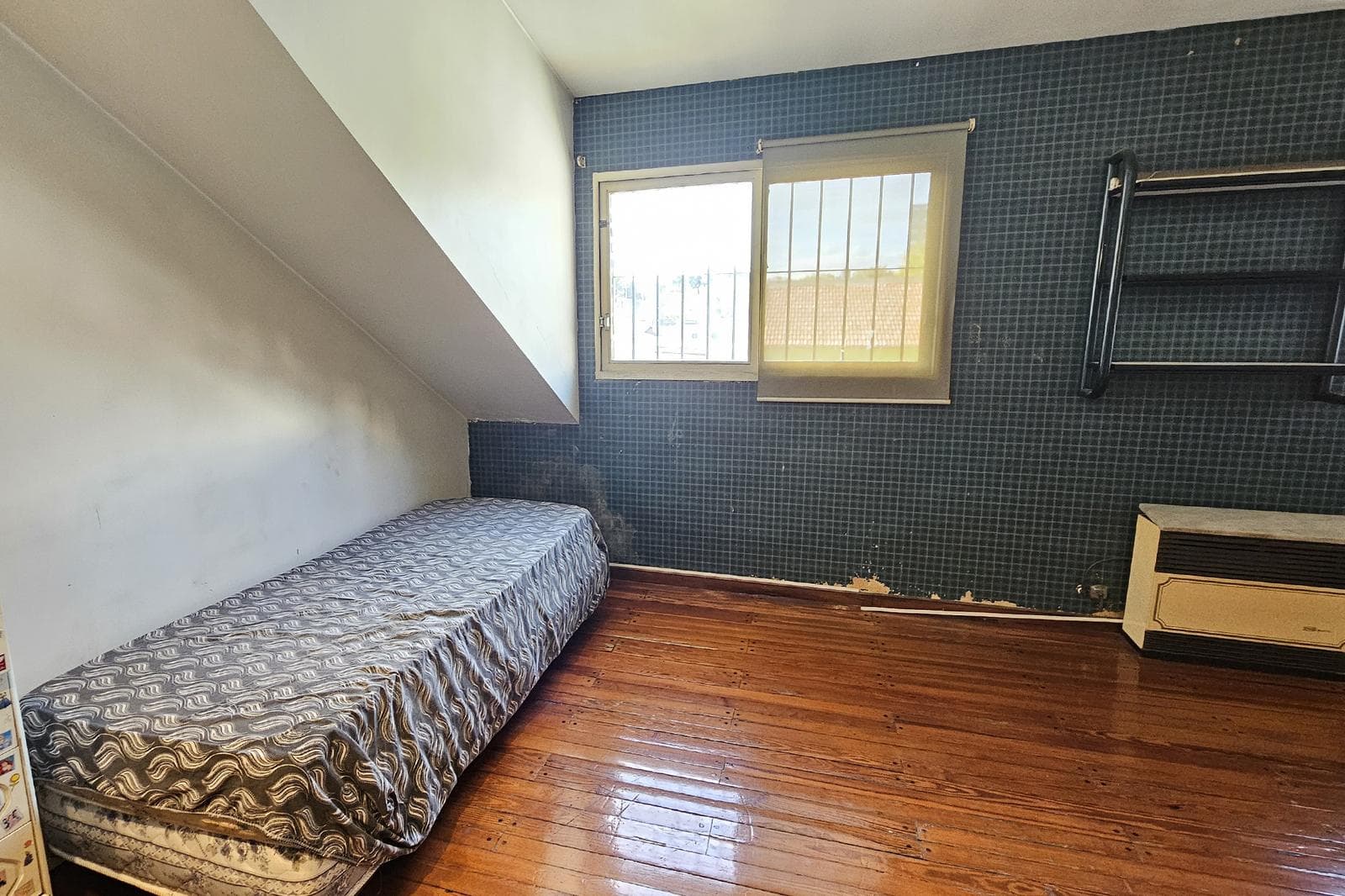 House for Sale: 5 Rooms, Pool, Park, Garage, Flores