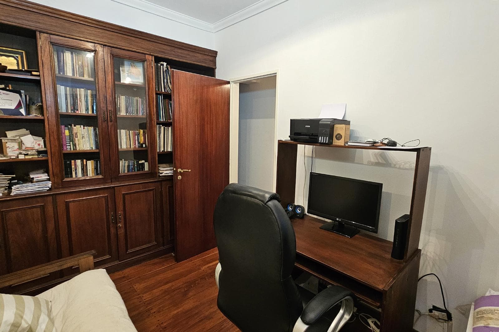 House for Sale: 5 Rooms, Pool, Park, Garage, Flores