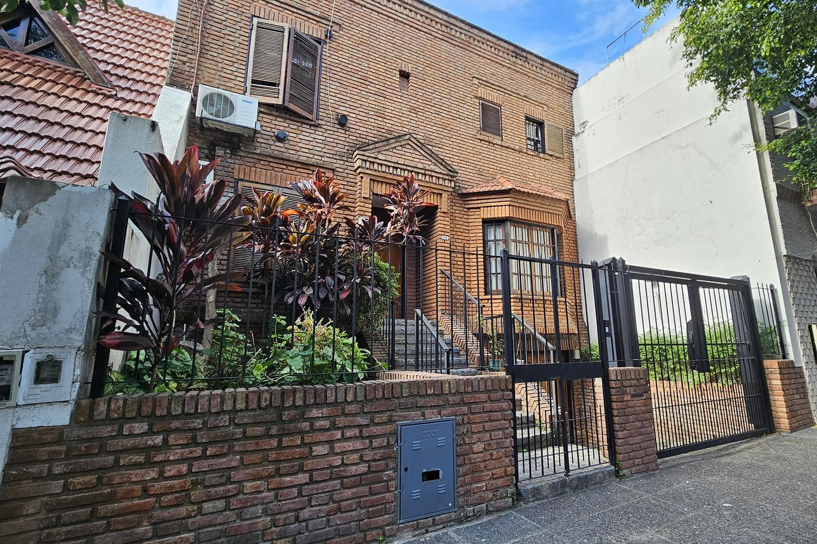 House for Sale: 5 Rooms, Pool, Park, Garage, Flores